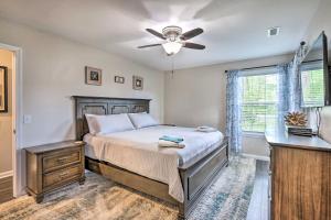 Ένα ή περισσότερα κρεβάτια σε δωμάτιο στο Peaceful Beaufort Home with Front Porch and Grill