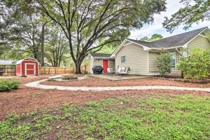 Κήπος έξω από το Peaceful Beaufort Home with Front Porch and Grill
