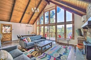Χώρος καθιστικού στο Alpine Retreat with Hot Tub and Mountain Views!