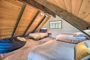 Ένα ή περισσότερα κρεβάτια σε δωμάτιο στο Alpine Retreat with Hot Tub and Mountain Views!