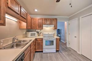 Fotografie z fotogalerie ubytování Lovely High Point Abode about 2 Mi to University! v destinaci High Point