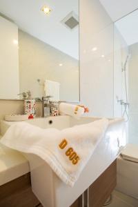 y baño con lavabo blanco y espejo. en My Resort Hua Hin D605 By Chutha, en Hua Hin
