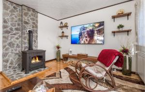 En tv och/eller ett underhållningssystem på Gorgeous Home In Vrbovsko With Sauna
