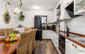 Ett kök eller pentry på Gorgeous Home In Vrbovsko With Sauna
