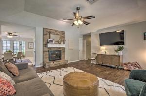 TV a/nebo společenská místnost v ubytování Pet-Friendly Bryan Home Less Than 5 Mi to Texas A and M!