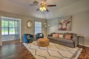 Posezení v ubytování Pet-Friendly Bryan Home Less Than 5 Mi to Texas A and M!