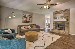 Posezení v ubytování Pet-Friendly Bryan Home Less Than 5 Mi to Texas A and M!