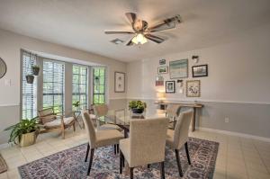 Posezení v ubytování Pet-Friendly Bryan Home Less Than 5 Mi to Texas A and M!