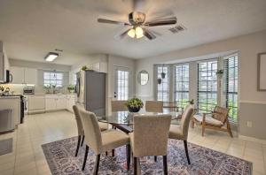 Kuchyň nebo kuchyňský kout v ubytování Pet-Friendly Bryan Home Less Than 5 Mi to Texas A and M!