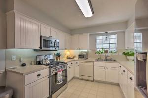 Kuchyň nebo kuchyňský kout v ubytování Pet-Friendly Bryan Home Less Than 5 Mi to Texas A and M!