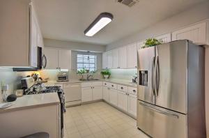 Kuchyň nebo kuchyňský kout v ubytování Pet-Friendly Bryan Home Less Than 5 Mi to Texas A and M!