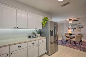 Kuchyň nebo kuchyňský kout v ubytování Pet-Friendly Bryan Home Less Than 5 Mi to Texas A and M!