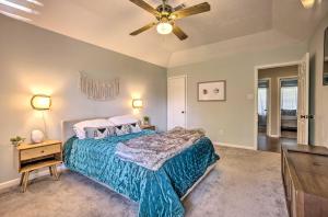 Postel nebo postele na pokoji v ubytování Pet-Friendly Bryan Home Less Than 5 Mi to Texas A and M!