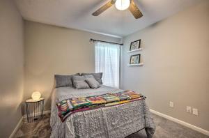 Postel nebo postele na pokoji v ubytování Pet-Friendly Bryan Home Less Than 5 Mi to Texas A and M!
