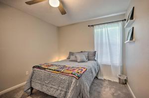 Postel nebo postele na pokoji v ubytování Pet-Friendly Bryan Home Less Than 5 Mi to Texas A and M!
