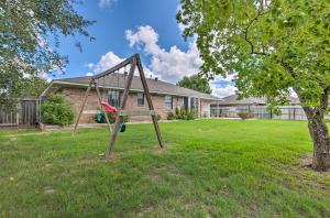 Herní místnost nebo prostor pro děti v ubytování Pet-Friendly Bryan Home Less Than 5 Mi to Texas A and M!