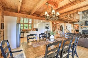 uma sala de jantar e cozinha com tecto em madeira em Gorgeous Piney Creek Cabin with River Access! em Piney Creek