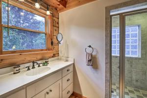 uma casa de banho com um lavatório e um chuveiro em Gorgeous Piney Creek Cabin with River Access! em Piney Creek