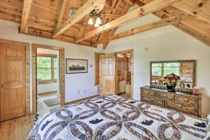 um quarto com uma cama grande e um tecto de madeira em Gorgeous Piney Creek Cabin with River Access! em Piney Creek