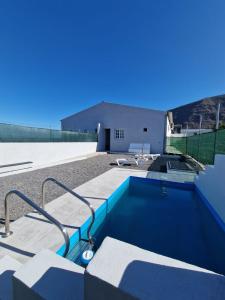 een zwembad voor een gebouw bij Casa Tomas in Güimar
