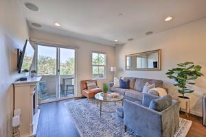 ein Wohnzimmer mit einem Sofa und einem Tisch in der Unterkunft Updated San Diego Getaway with Mtn and Pool View in San Marcos