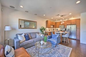 sala de estar con sofá y mesa en Updated San Diego Getaway with Mtn and Pool View, en San Marcos