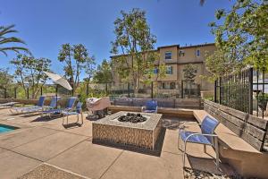 un patio con sillas y una hoguera y un edificio en Updated San Diego Getaway with Mtn and Pool View, en San Marcos