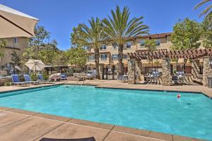 una piscina con sillas y un edificio en Updated San Diego Getaway with Mtn and Pool View, en San Marcos