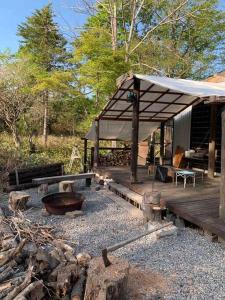 un pabellón con una mesa y un banco en Vacation House ROMAN, en Noboribetsu