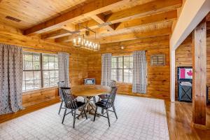Φωτογραφία από το άλμπουμ του Dusty's Hill Country Cabin σε Spicewood