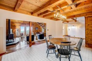 Φωτογραφία από το άλμπουμ του Dusty's Hill Country Cabin σε Spicewood
