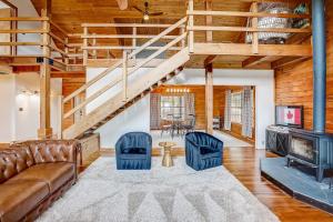 Φωτογραφία από το άλμπουμ του Dusty's Hill Country Cabin σε Spicewood