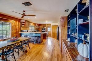 Φωτογραφία από το άλμπουμ του Dusty's Hill Country Cabin σε Spicewood +41 φωτογραφίες