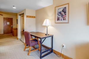 um quarto com uma secretária com um candeeiro e uma cadeira em Grand Lodge 369 em Crested Butte