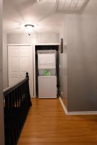Cette chambre dispose d'un couloir avec un réfrigérateur blanc. dans l'établissement GREAT 2 bedroom Condo,FREE parking,easy commute., à Irvington