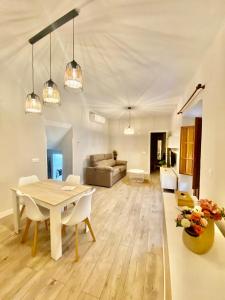 - une salle à manger et un salon avec une table et des chaises dans l'établissement Jimena, à Tolède