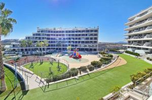 een park voor een groot appartementencomplex bij Infinity View SNB in Arenales del Sol