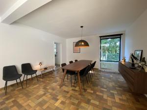 - une salle à manger avec une table et des chaises en bois dans l'établissement Maison Clement, à Maasmechelen