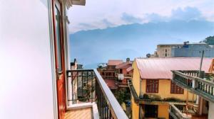 een balkon met uitzicht op de stad bij Heart Of Sapa Hotel in Sa Pa