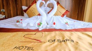 Postel nebo postele na pokoji v ubytování Heart Of Sapa Hotel
