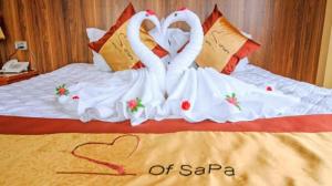 Postel nebo postele na pokoji v ubytování Heart Of Sapa Hotel