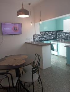 タンディルにあるCasa Piscisの部屋にテーブルと椅子のあるキッチン