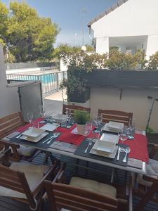 Bazén v ubytovaní PLAYA ALMARDA,PISCINA,2 TERRAZAS,WIFI,PARKING,BBQ,TRANQUILo alebo v jeho blízkosti