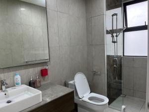Uma casa de banho em Datum Jelatek MHQ NAF Perfect, Relaxing, Sky Ring Bridge