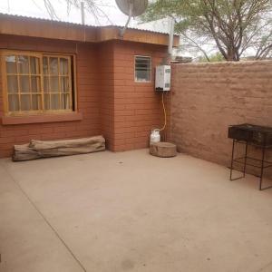 ein Backsteingebäude mit einer Terrasse mit einer Heizung und einer aificialificialificialificialificialificial. in der Unterkunft CASA VICTORIA in San Pedro de Atacama