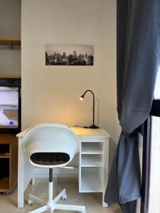 una scrivania bianca con sedia bianca e lampada di Donde AbueLía a Santa Cruz de la Palma