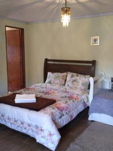 ヴィスコンデ・デ・マウアーにあるSuites da Dorinhaのベッドルーム1室(トレイ付きベッド1台付)