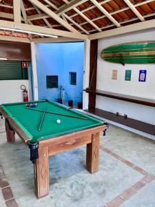 a pool table in an empty room with afits at Chales da Lua Juquehy in Juquei