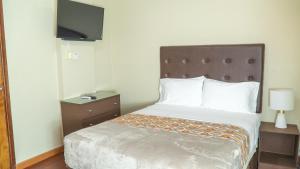 Habitación de hotel con cama y TV de pantalla plana. en Chillinn at duke en Kingston