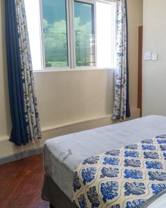 1 dormitorio con cama y ventana en Chillinn at duke, en Kingston